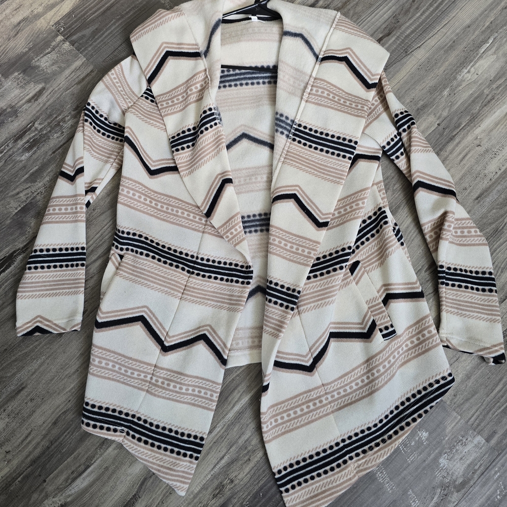 Maurices Geometric Patterned Cardigan in Cream and Black Size Small!